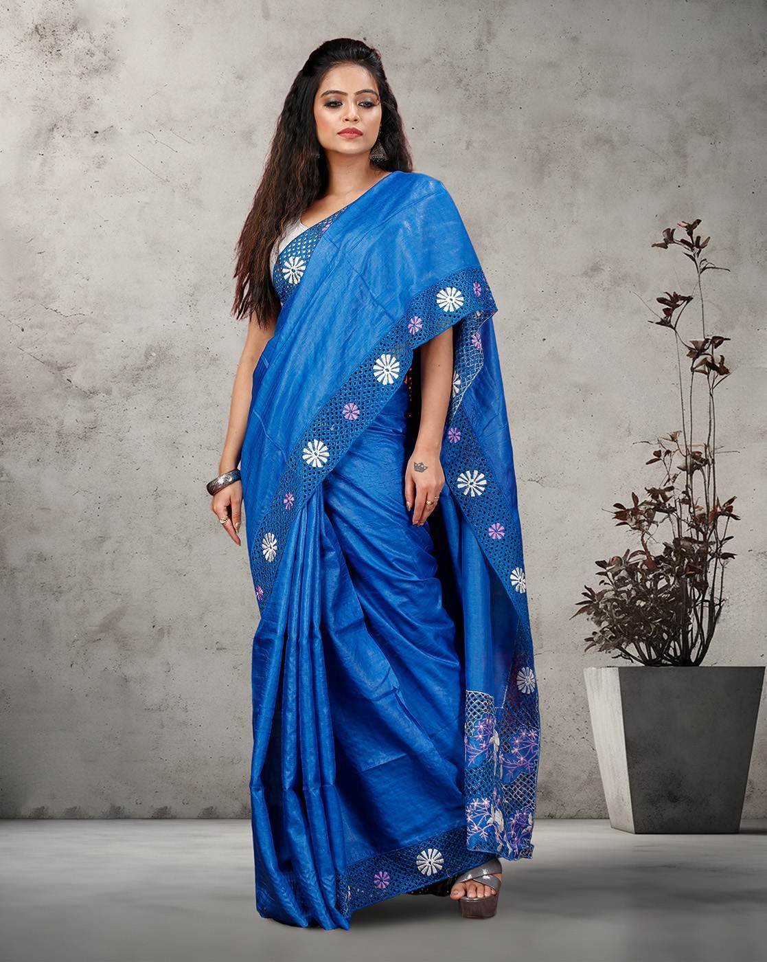 -1117Wx1400H-700420992-blue-MODEL4